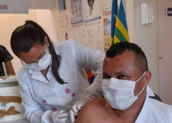 Ministério Público pede a cassação de prefeito que furou a fila da vacina no Piauí